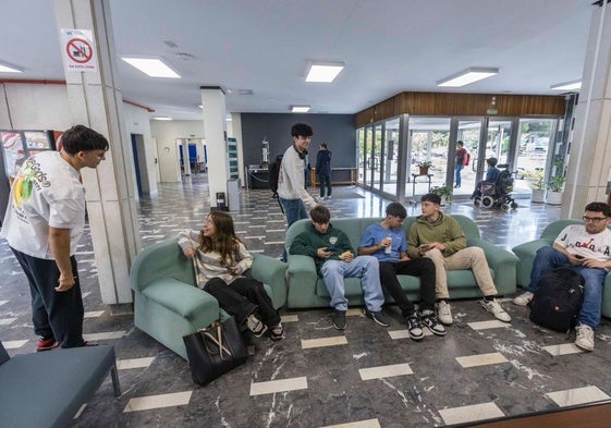 Alumnos de Informática descansan esta mañana en el hall de la Facultad de Ciencias tras un examen.