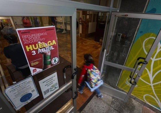 Carteles de la pasada huelga del 3 de abril en la puerta de un colegio de Santander.