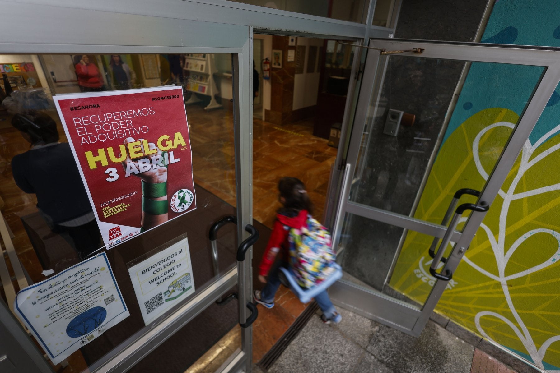 Carteles de la pasada huelga del 3 de abril en la puerta de un colegio de Santander.