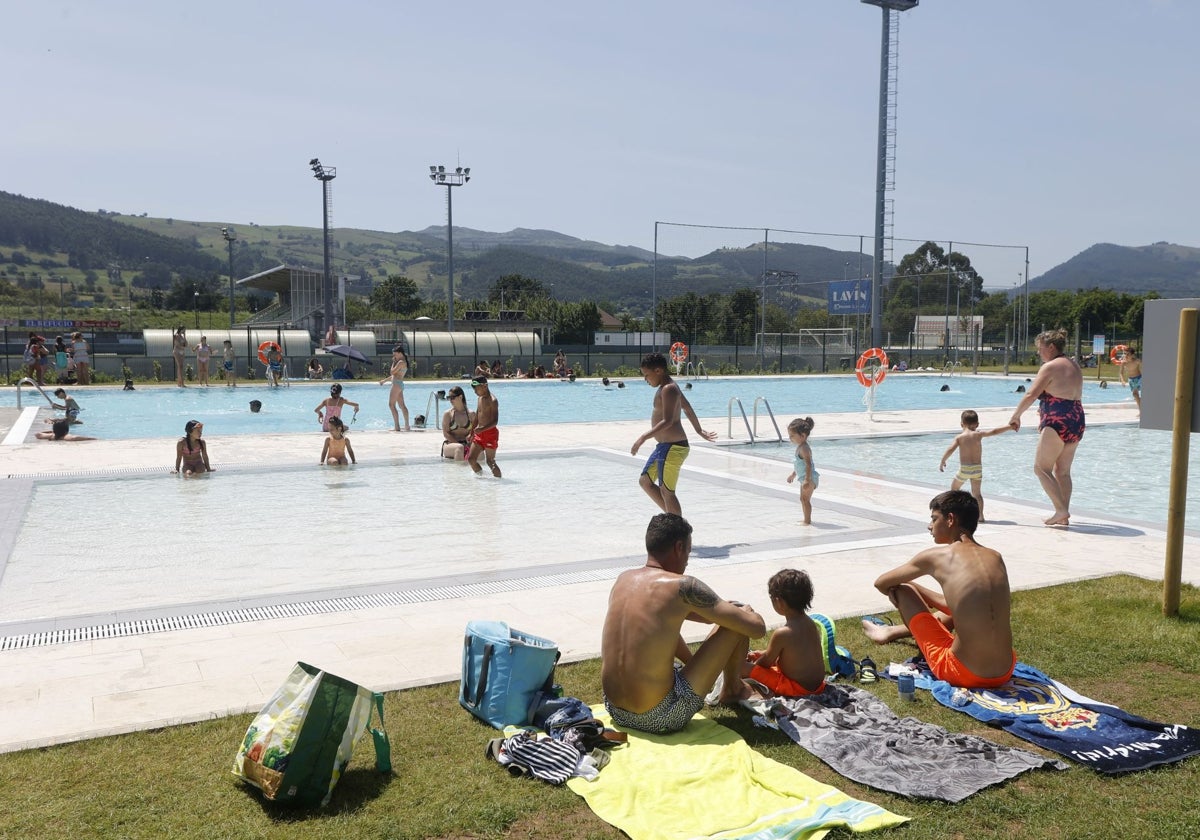 Vecinos disfrutan al sol en las piscinas de Tanos, el pasado verano.
