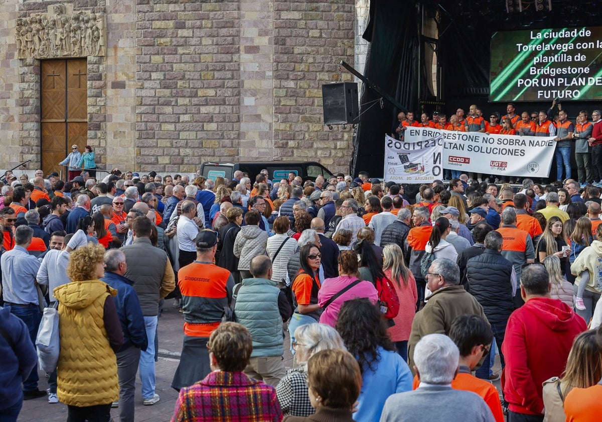 Manifestación en apoyo a la plantilla de Bridgestone, en Torrelavega el 8 de abril.