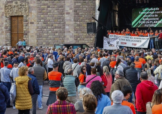 Manifestación en apoyo a la plantilla de Bridgestone, en Torrelavega el 8 de abril.