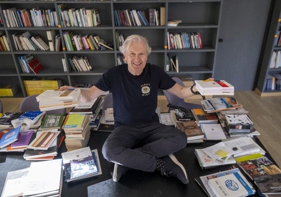 Emilio Del Río, autor de cinco libros sobre cultura clásica, en la Biblioteca del Ateneo.