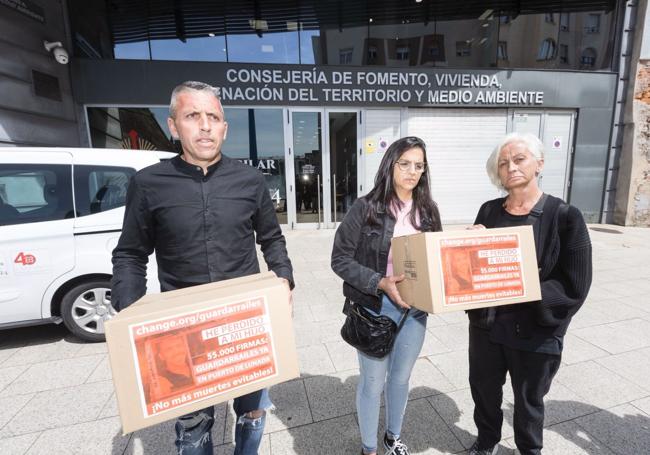 Los padres de Izan muestran las cajas con las firmas.