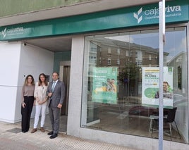 Beatriz García Solórzano, María del Rosario Abril y Eduardo Benito en la inauguración de la nueva oficina