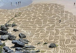 Así se veía desde arriba el dibujo realizado este martes por el artista catalán en la playa de Mataleñas.