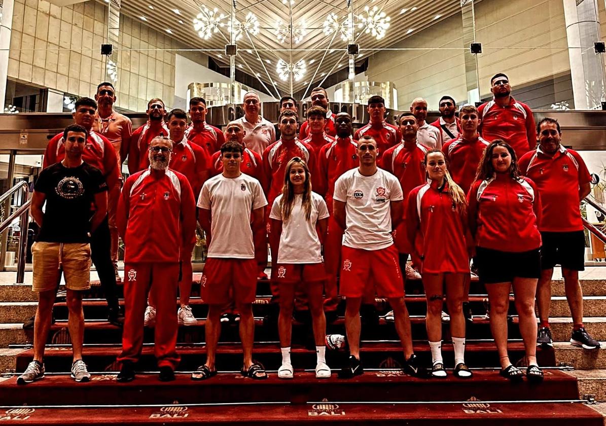 Competidores y entrenadores de la selección cántabra de kickboxing,