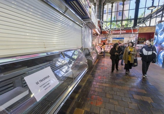 Uno de los puestos del Mercado de la Esperanza que está vacío, con un cartel de traspaso.