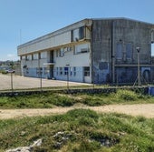 Una mujer pasea frente al edificio del Instituto Español de Oceanografía, ubicado en Corbanera.