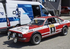 El Lancia Beta Coupé de Ángel Iraberri pasa por el parque cerrado.