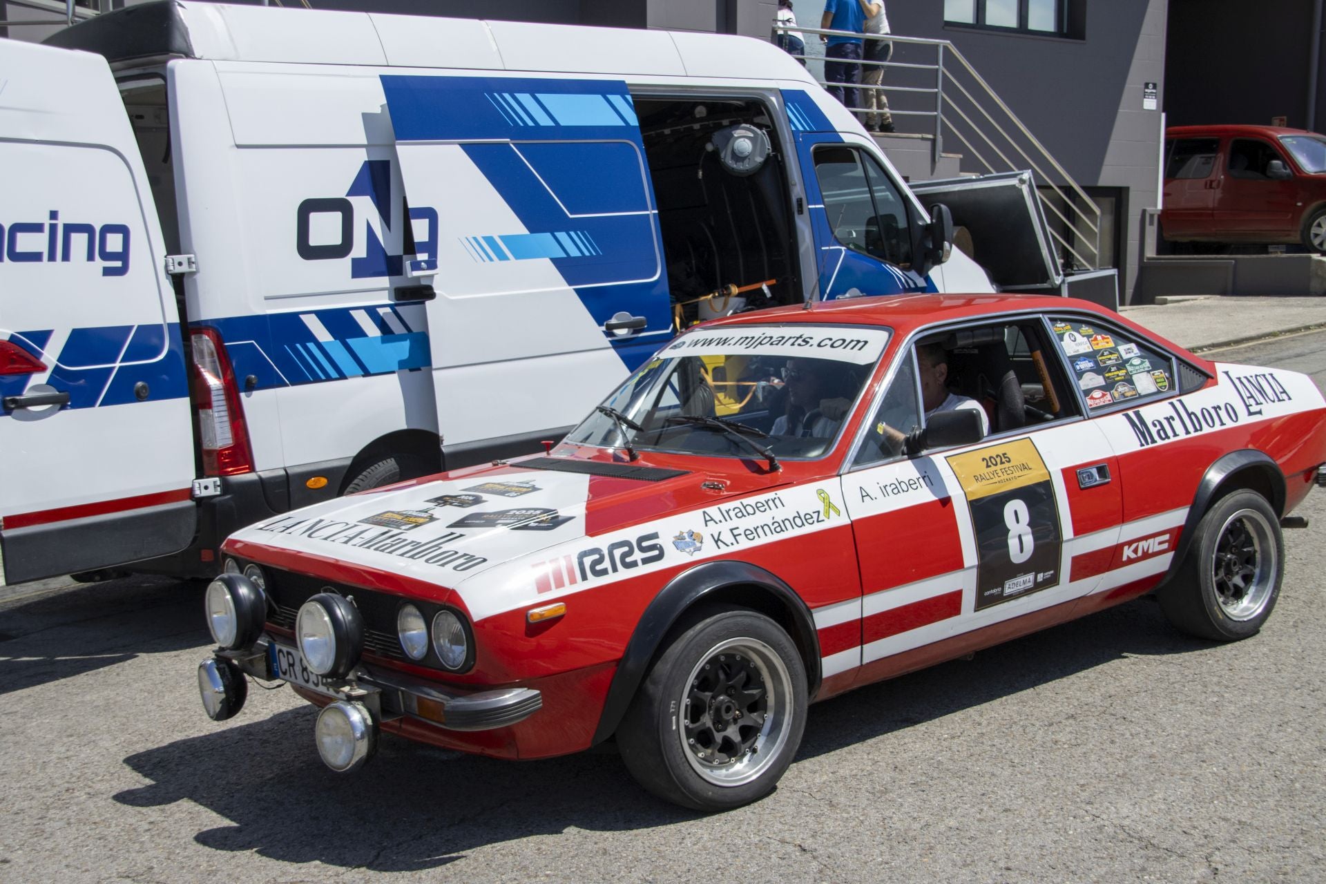 El Lancia Beta Coupé de Ángel Iraberri pasa por el parque cerrado.