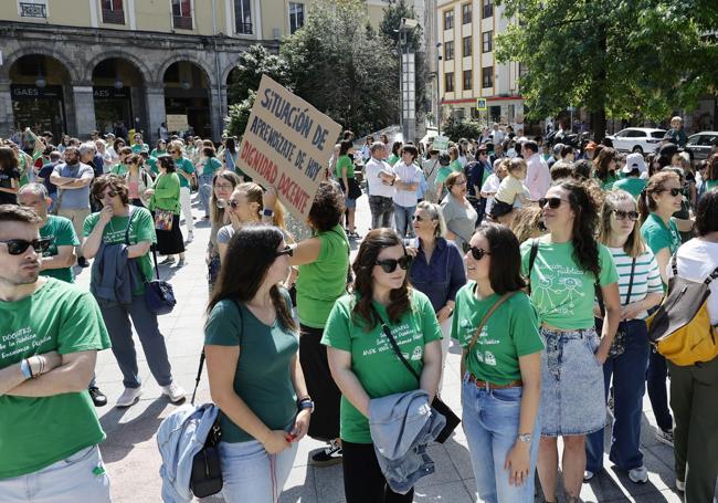 Profesores antes de la concentración en Torrelavega