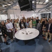 Diseñadores, organizadores y patrocinadores del evento posan en la redacción de El Diario Montañés junto a su director, Íñigo Noriega.