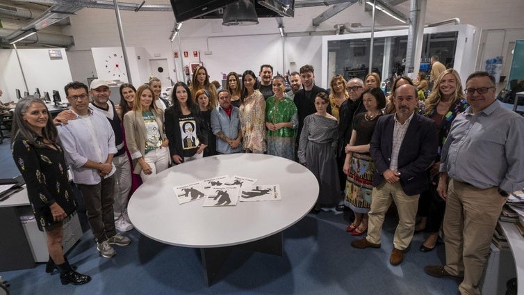 Diseñadores, organizadores y patrocinadores del evento posan en la redacción de El Diario Montañés junto a su director, Íñigo Noriega.
