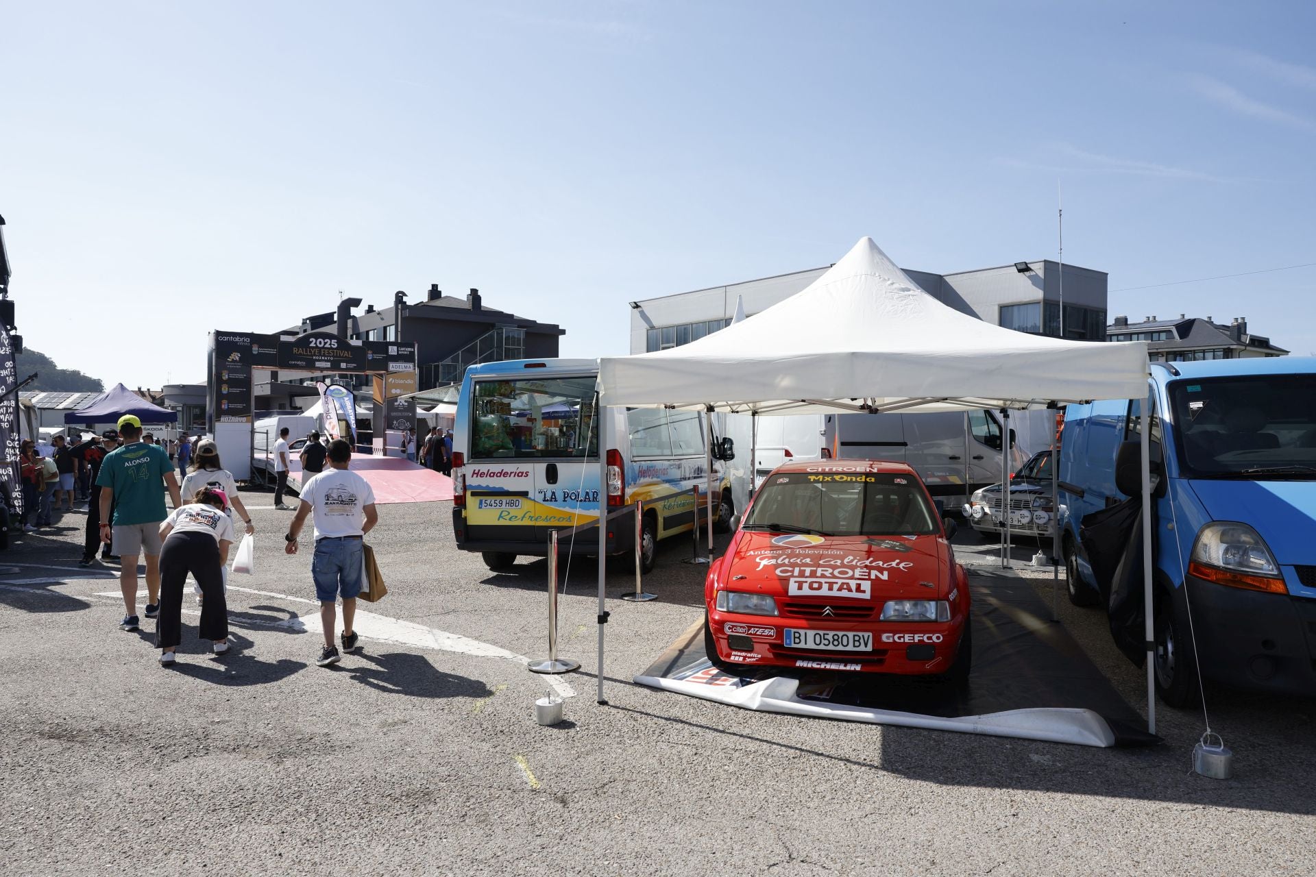 Los aficionados se dirigen al parque cerrado del Rallye Festival Hoznayo.