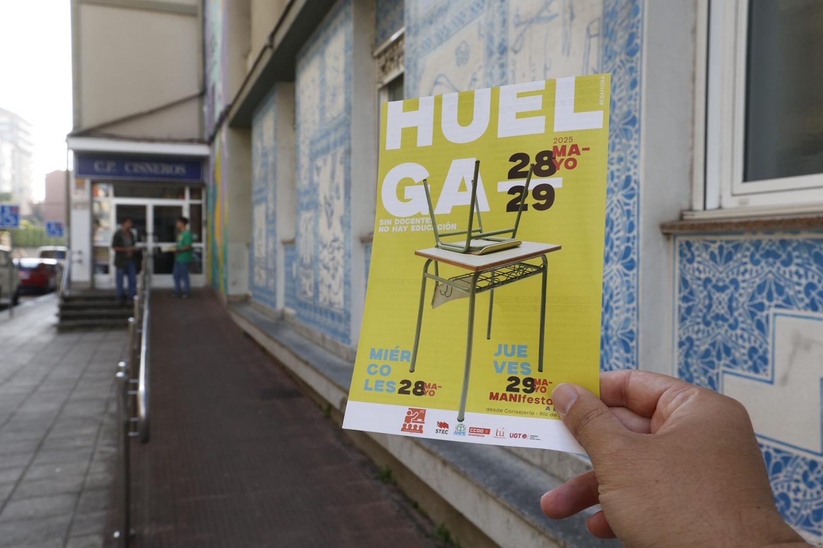 Un cartel de la huelga docente frente a la puerta de un colegio de Santander.