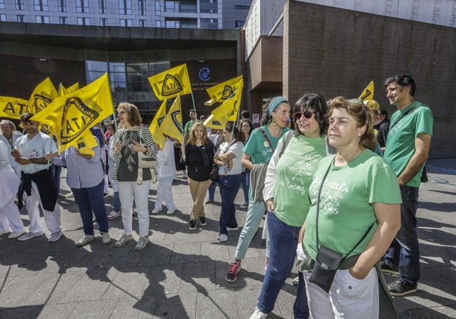 Los sanitarios recibieron en Valdecilla el apoyo de la 'marea verde'.