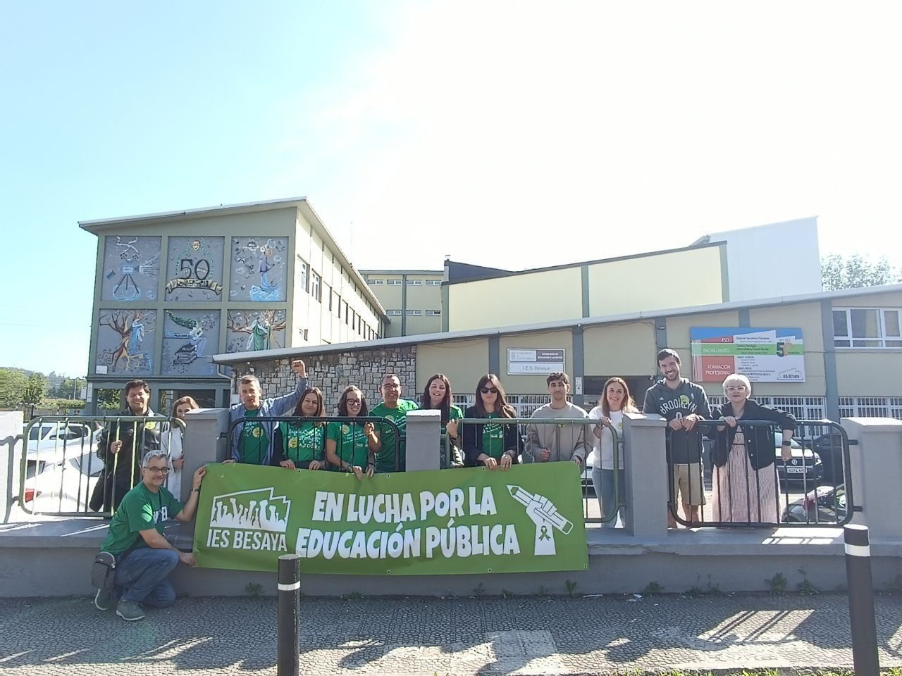 Un grupo de docentes posa frente al IES Besaya.