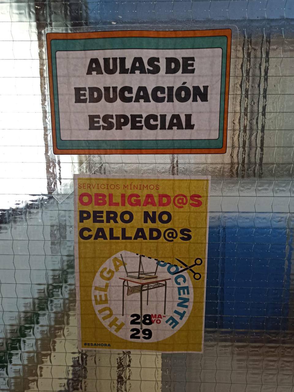 Los docentes que formaban parte de los servicios mínimos, pero que apoyaban la reivindicación, han colgado carteles informando.