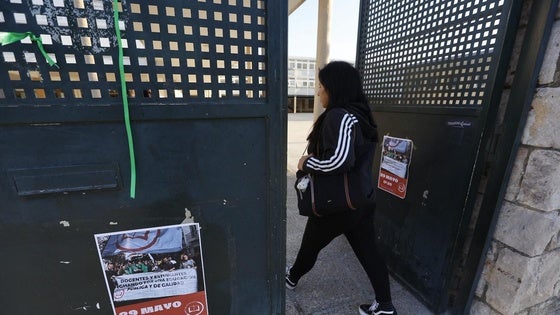Carteles de la huelga docente del 28 y 29 de mayo a las puertas de un centro educativo en Santander.
