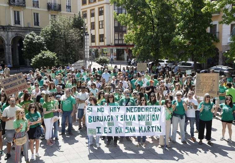 Una centena de docentes se concentran en la Plaza Mayor de Torrelavega por la adecuación salarial del profesorado.