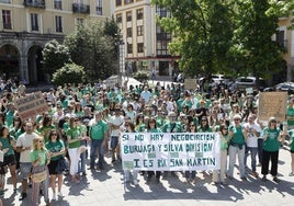 Una centena de docentes se concentran en la Plaza Mayor de Torrelavega por la adecuación salarial del profesorado.