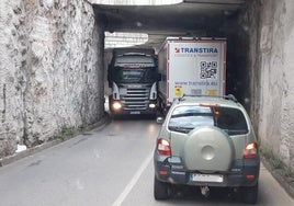 El estrecho túnel bajo las vías del tren es uno de los tramos que más preocupa en Los Corrales.