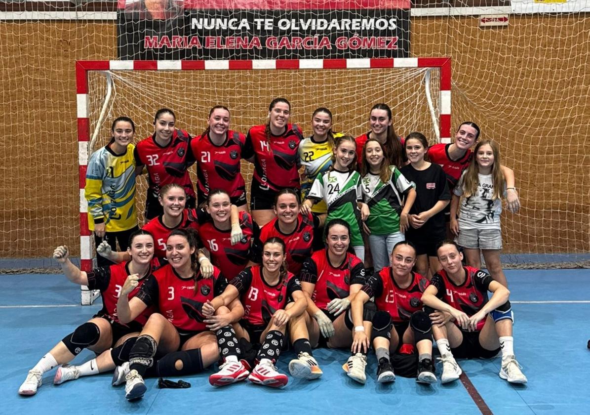 Las castreñas posan sonrientes después de una de sus victorias en Plata.