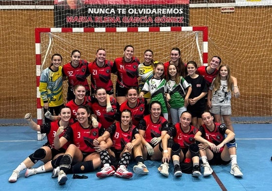 Las castreñas posan sonrientes después de una de sus victorias en Plata.