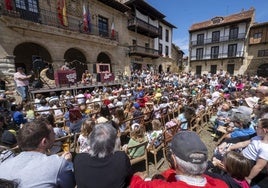 La propuesta, asentada en la villa medieval, congrega a cientos de personas en cada espectáculo de diversos formatos.