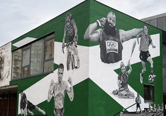 Mural del polideportivo Pachi Torre en Castro.