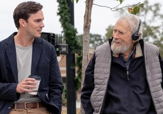 El actor británico Nicholas Hoult junto a Eastwood en el rodaje de 'Jurado nº 2', estrenada el año pasado en los cines