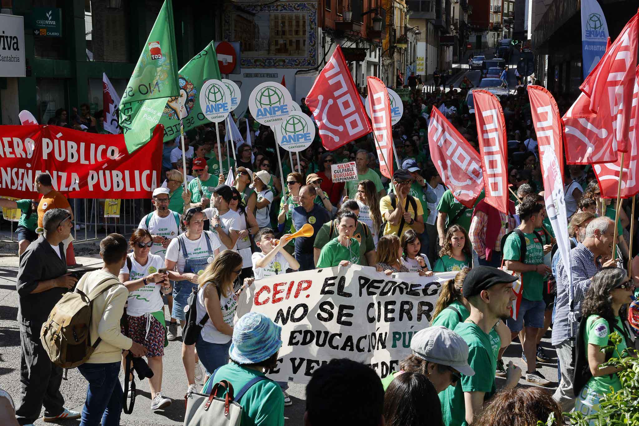 Entre las últimas consignas, las que reclaman que no se cierre El Pedregal, en Castro Urdiales. «Nos emociona sentir vuestro apoyo».