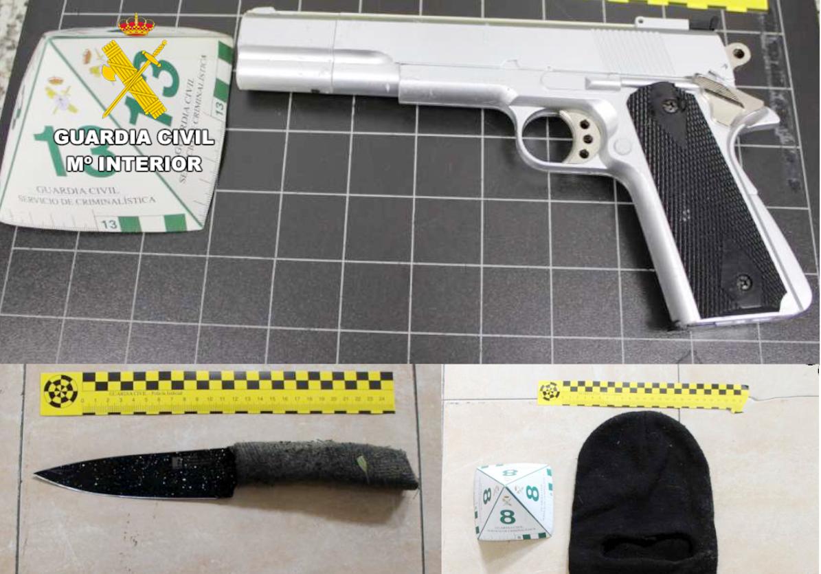 Pistola simulada, cuchillo y prenda negra para tapar en rostro en los robos.