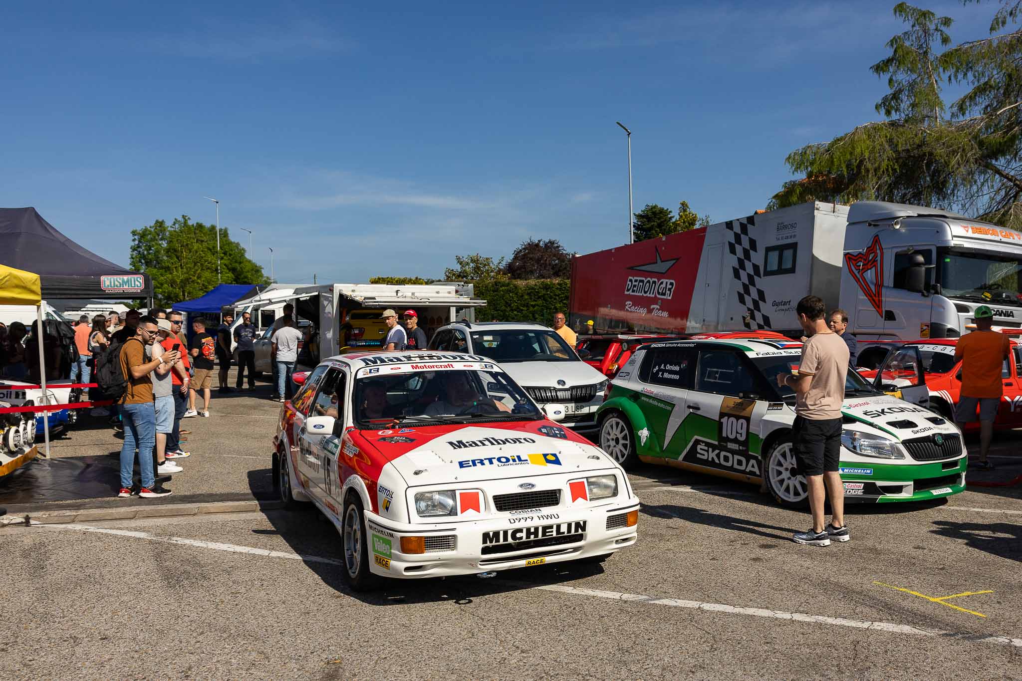 Varios espectadores fotografían uno de los coches participantes.