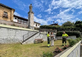 La alcaldesa con dos de los trabajadores.