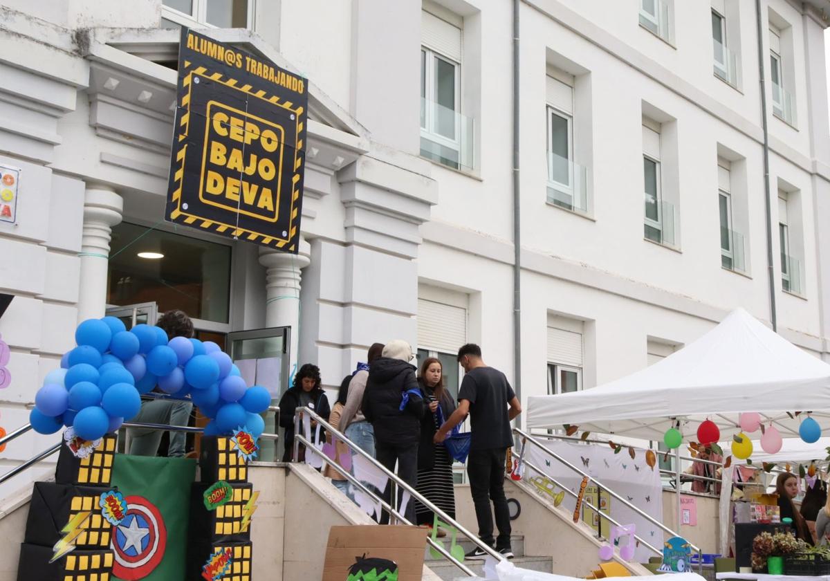 Alumnos celebran un evento en el exterior del centro Bajo Deva de Unquera.