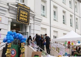 Alumnos celebran un evento en el exterior del centro Bajo Deva de Unquera.