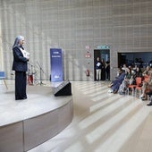 La periodista de El Diario, Leticia Mena, durante la bienvenida a los asistentes en el auditorio del Centro Botín.
