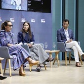 Isabel Riego, Irene Sánchez y Carlos Daza, con la periodista Leticia Mena, en el auditorio del Centro Botín.
