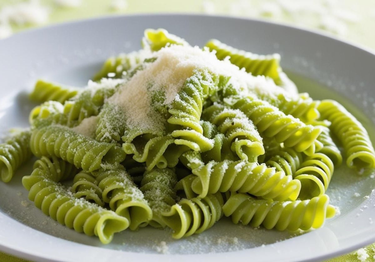Pasta con aguacate, limón y pimienta.