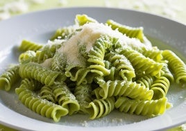 Pasta con aguacate, limón y pimienta.