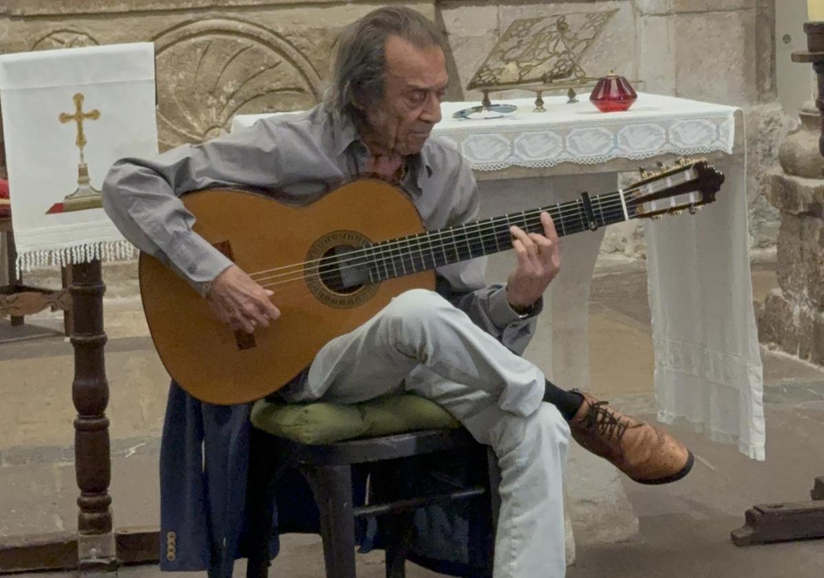 Pepe Habichuela tocando este jueves con su guitarra en la iglesia mozárabe de Santa María de Lebeña