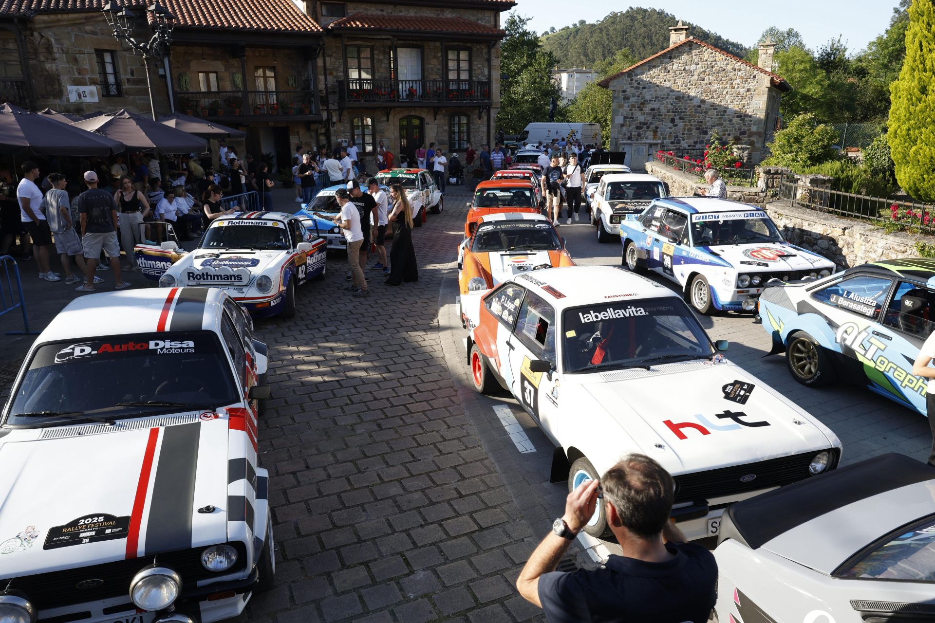 Los coches participantes aguardan para la ceremonia de salida.