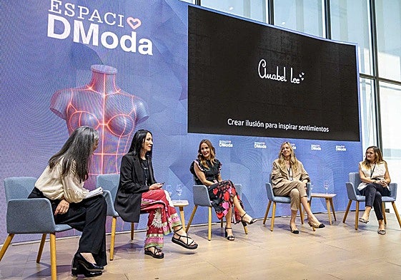 Leticia Mena, Anabel y Aurora Ortiz, Paula Martínez y Pilar Lobato charlan en la segunda mesa redonda.