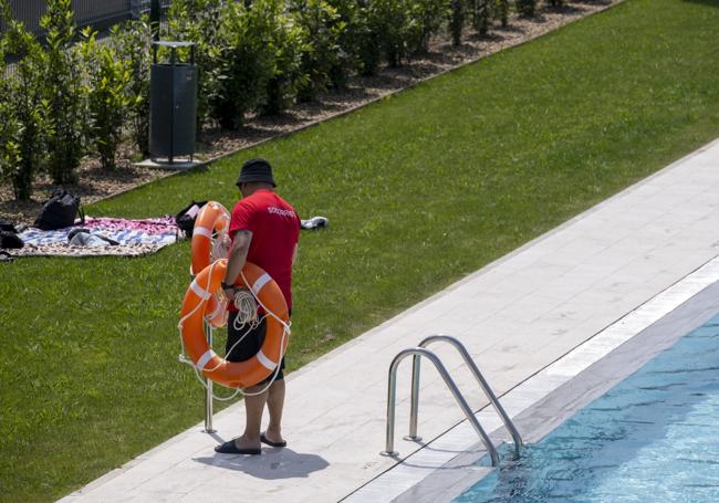 Uno de los socorristas prepara los flotadores salvavidas.