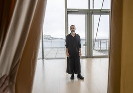 El artista portugués Nuno da Luz, que presenta tres nuevas instalaciones para la ocasión, es el eje creativo conceptual y emocional en torno al que giran los 'enredos'.