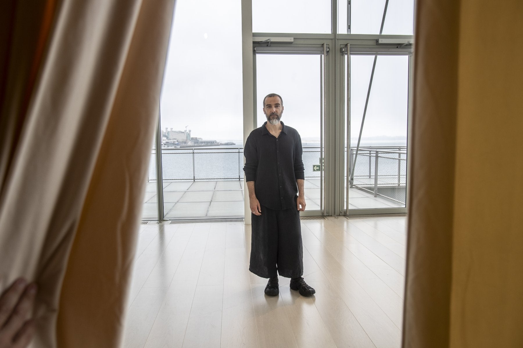 El artista portugués Nuno da Luz, que presenta tres nuevas instalaciones para la ocasión, es el eje creativo conceptual y emocional en torno al que giran los 'enredos'.