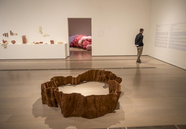 En primer término, pieza del cántabro Javier Arce. Al fondo, la obra de Fábregas.