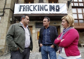 El popular Juan Carlos García, en el centro de la imagen, y la socialista Leire Díez se reunieron en el año 2013 con el regionalista Pedro Gómez para hablar sobre el fracking en el Ayuntamiento de Vega de Pas.